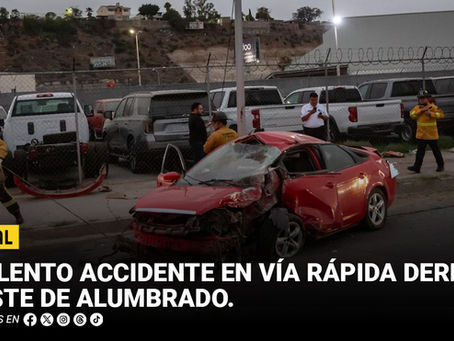 Violento accidente en VÃa Rápida derriba poste de alumbrado