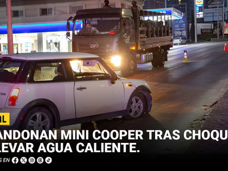 Abandonan Mini Cooper tras choque en bulevar Agua Caliente