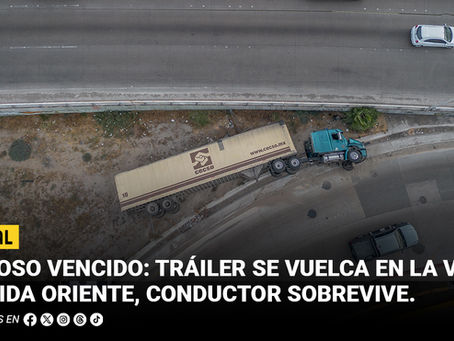Coloso vencido: tráiler se vuelca en la Vía Rápida Oriente, conductor sobrevive con lesiones menores