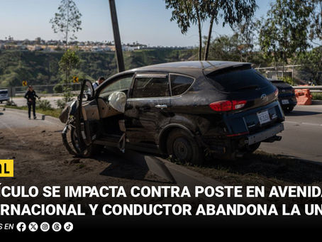 Vehículo se impacta contra poste en avenida Internacional y conductor abandona la unidad