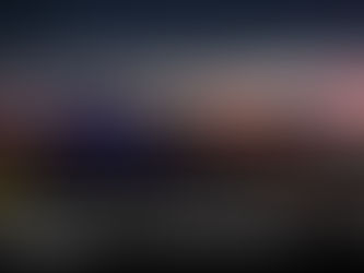 Un error de cálculo y una banqueta bastaron para volcar un auto en la Vía Rápida Alamar