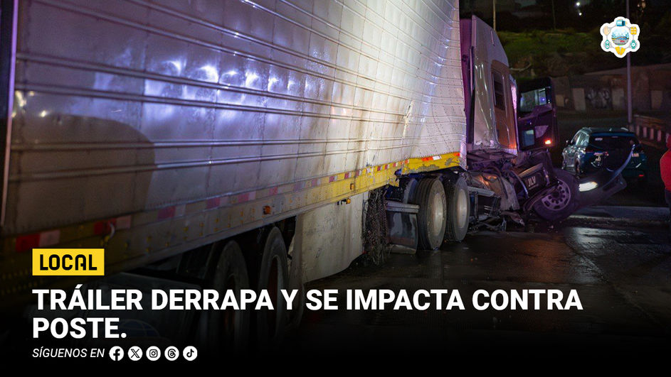 Tráiler derrapa y se impacta contra poste