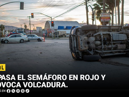 Se pasa el semáforo en rojo y provoca volcadura