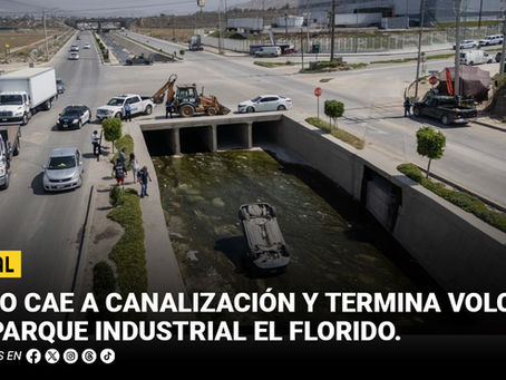 Auto cae a canalización y termina volcado en Parque Industrial El Florido