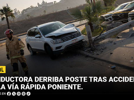 Conductora derriba poste tras accidente en la Vía Rápida Poniente