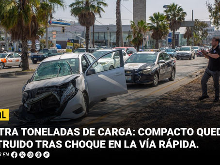 Contra toneladas de carga: compacto queda destruido tras choque en la Vía Rápida