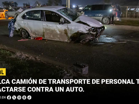 Vuelca camión de transporte de personal tras impactarse contra un auto en carretera Tijuana-Tecate