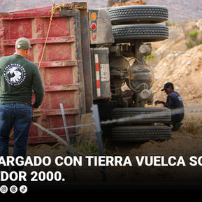 Dompe cargado con tierra vuelca sobre el Corredor 2000