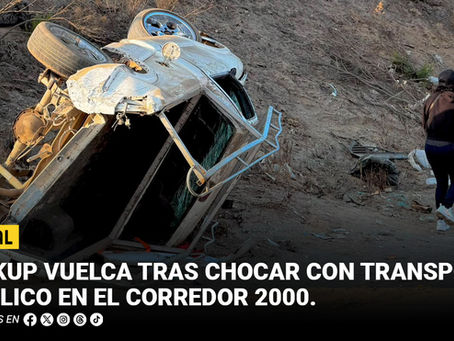 Pickup vuelca tras chocar con transporte público en el Corredor 2000