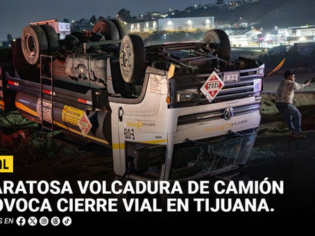 Aparatosa volcadura de camión provoca cierre vial en Tijuana