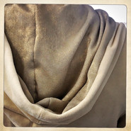 Sweat zippé à capuche en velour de coton biologique, doublure en soie lamé or.