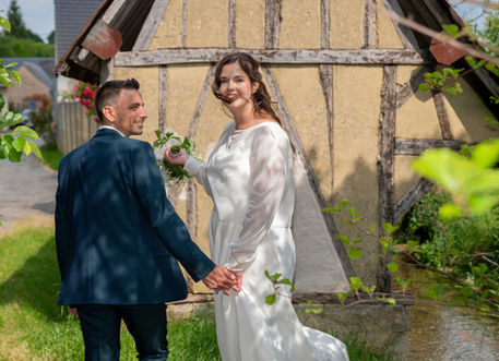 Robe de mariée en trois parties : un caraco en broderie anglaise 100% coton, fabriqué à Caudry ; une blouse à manches longues en crêpe Georgette 100% soie ; une jupe à fronces en crêpe lourd 100% soie.
Aude pourra reporter chaque élémenten toute occasion.