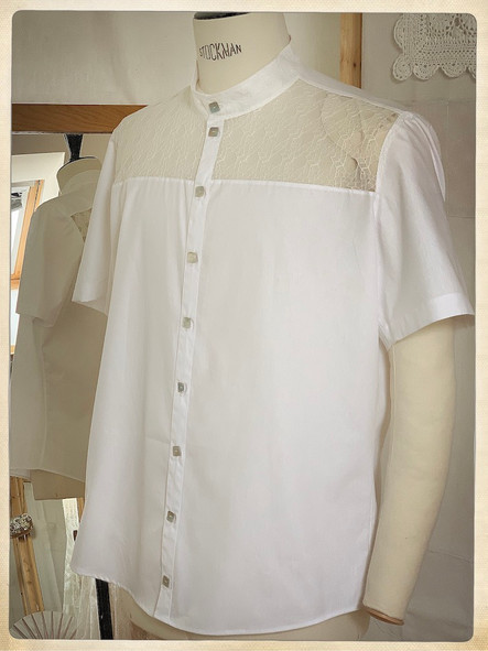 Chemise blanche à manches courtes et col mao, en popeline de coton biologique et dentelle de Calais-Caudry du dentellier Sophie Halette ; boutons carrés en nacre véritable.