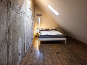 kleines Schlafzimmer mit Doppelbett.