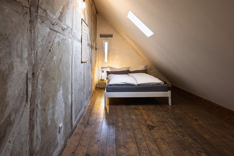 kleines Schlafzimmer mit Doppelbett.