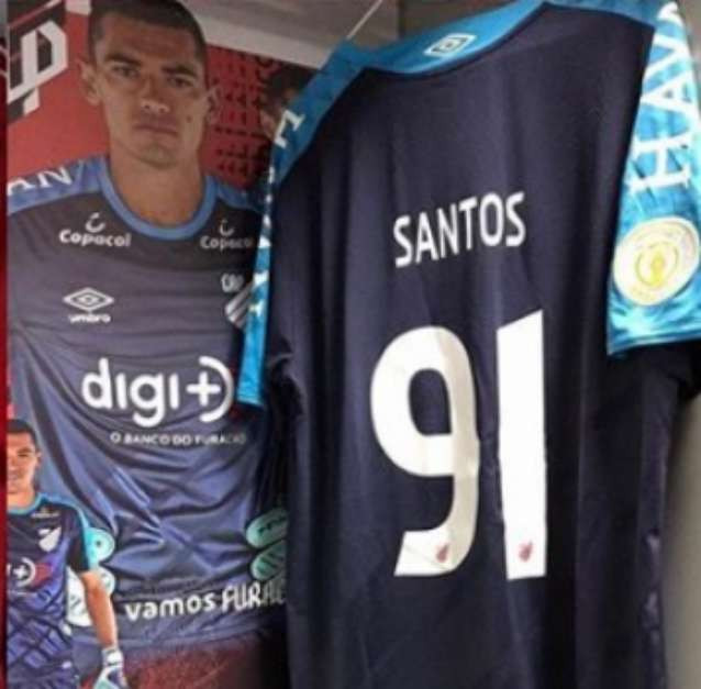Goleiro do Athletico-PR, Santos entrou em campo com a camisa 91 diante do Goiás Foto: Reprodução / Instagram / LANCE!