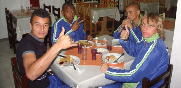 Muralha com colegas no refeitório do Serrano, hoje Prudentópolis, clube do Paraná