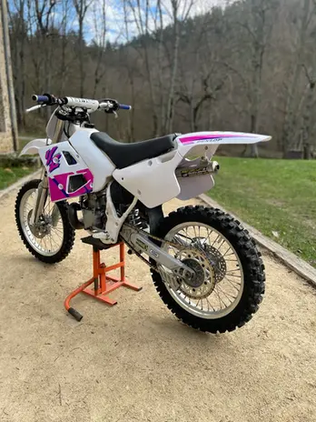 Yamaha YZ 250cc de 1992 blanche et rose 