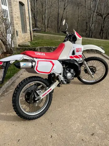 Yamaha 200 DTR blanche et rouge de 1989