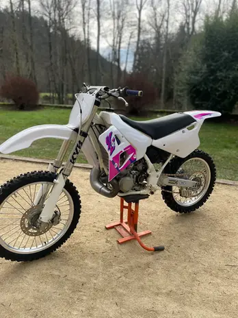 Yamaha YZ 250cc de 1992 blanche et rose 