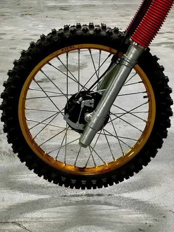Yamaha 490 YZ 1982 restaurée par HEURTIER Classic detail roue avant