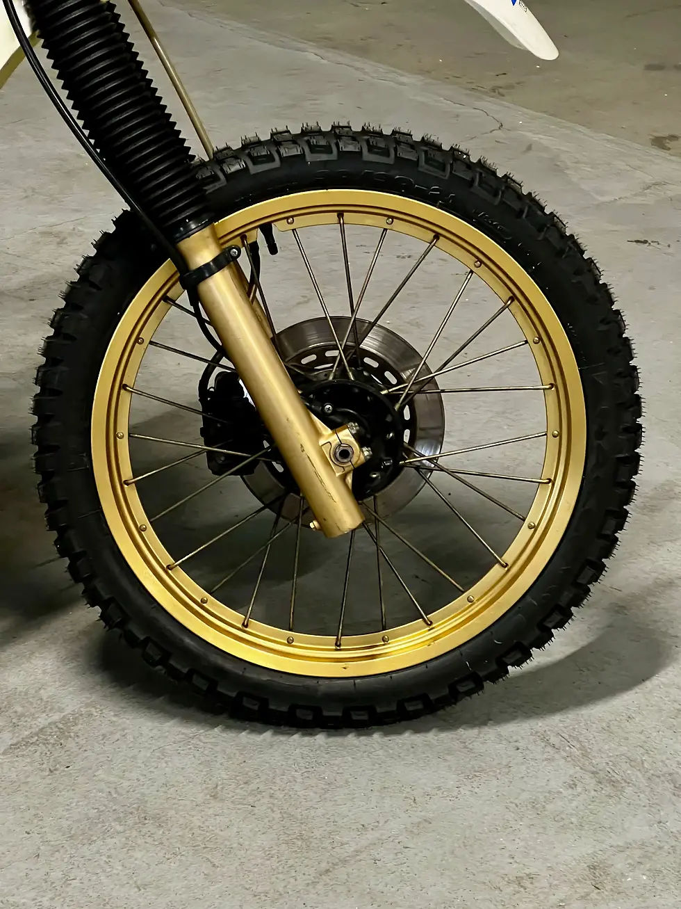 Miniature : Honda XL 600 M / XLM 600 en vente par HEURTIER Classic à Chomerac Ardèche Rhone alpes France atelier de restauration  roue av