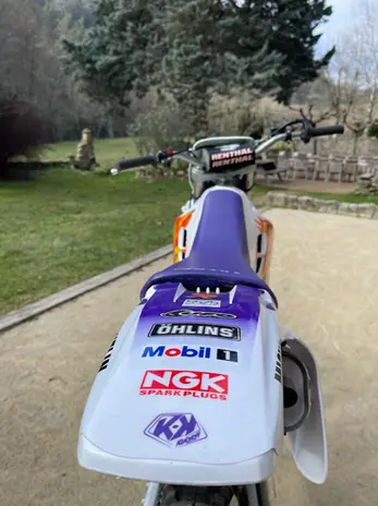 Moto Yamaha 1994 250 YZ WR 360cc cylindre marque OLHINS violette