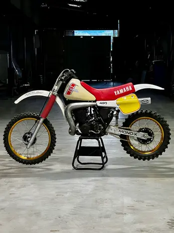 Yamaha 490 YZ 1982 restaurée par HEURTIER Classic coté gauche