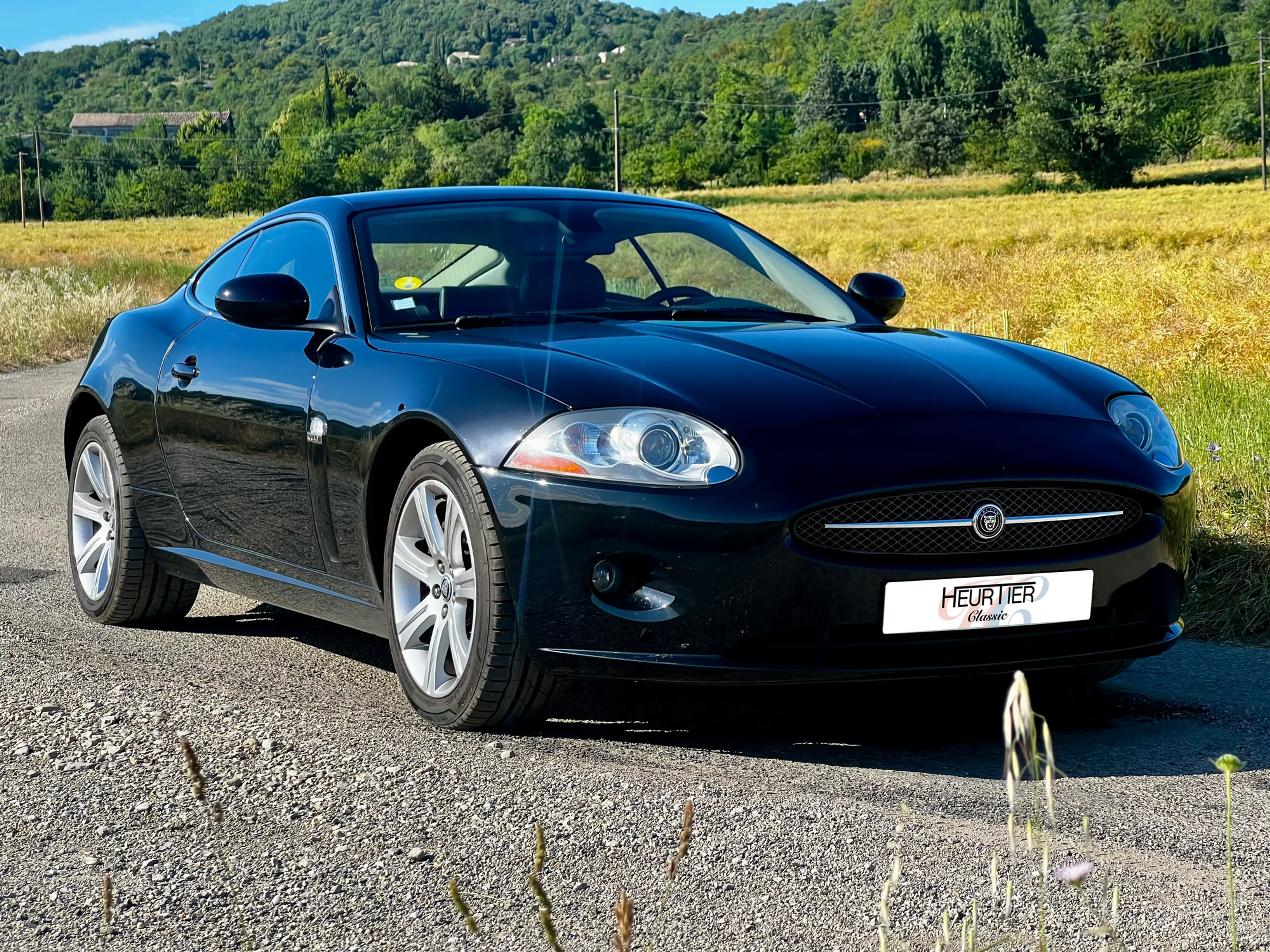 JAGUAR XK V8 4.2 - 298ch - 2006 noir interieur noir ronce de noyer dépot vente HEURTIER Classic 3/4 AVD