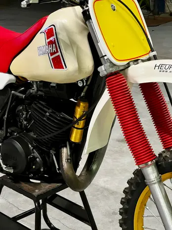 Yamaha 490 YZ 1982 restaurée par HEURTIER Classic detail moteur et cartouche d'amortisseur