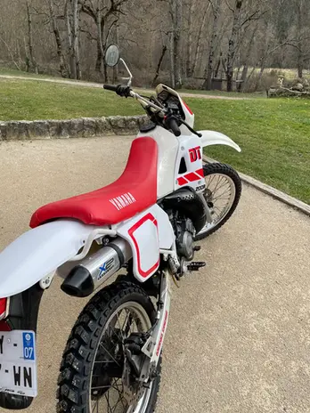 Yamaha 200 DTR blanche et rouge de 1989