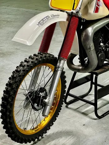 Yamaha 490 YZ 1982 restaurée par HEURTIER Classic detail fourche et roue avant