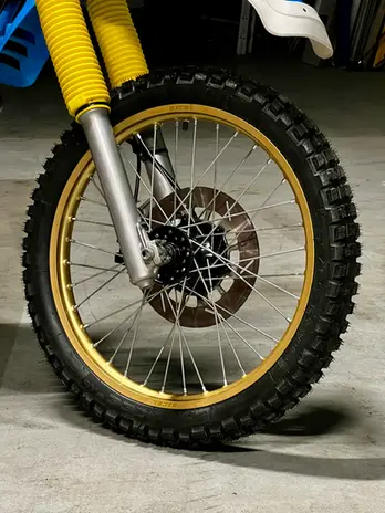 Yamaha 600 TÉNÉRÉ 34L 1984 restaurée à neuf par HEURTIER Classic detail roue avant