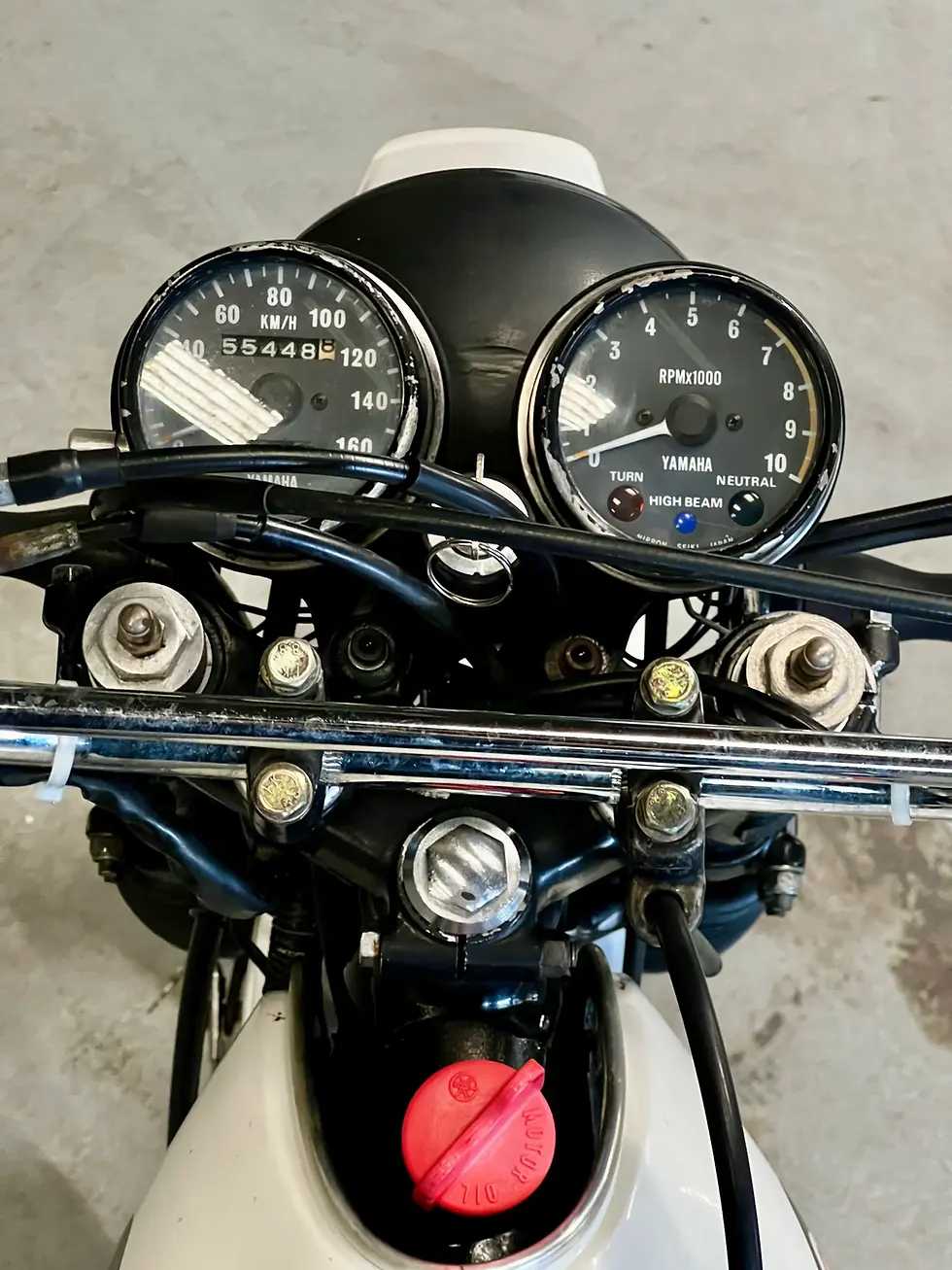 Thumbnail: Yamaha 500 XT 1977 MTT1 1U6 Blanche Reprise et révisée par HEURTIER Classic atelier de restauration de véhicules anciens