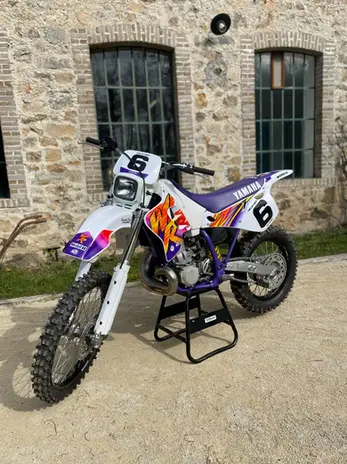 Moto Yamaha 1994 250 YZ WR 360cc cylindre marque OLHINS violette