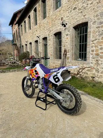 Moto Yamaha 1994 250 YZ WR 360cc cylindre marque OLHINS violette