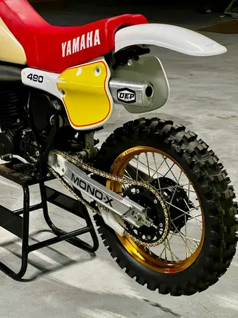 Yamaha 490 YZ 1982 restaurée par HEURTIER Classic detail boucle arrière cartouche d'echappement et roue arrière