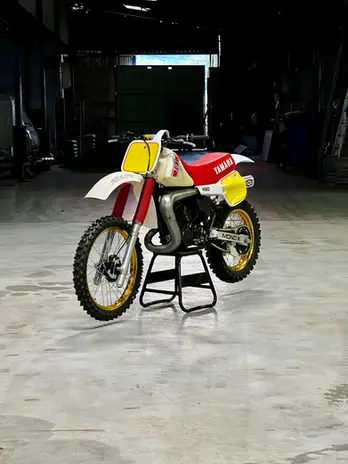 Yamaha 490 YZ 1982 restaurée par HEURTIER Classic 3/4 avg
