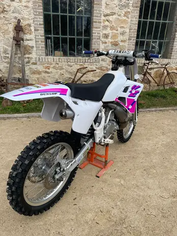 Yamaha YZ 250cc de 1992 blanche et rose 