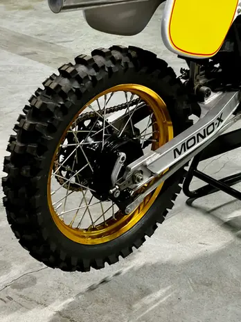 Yamaha 490 YZ 1982 restaurée par HEURTIER Classic detail roue arrière et bras oscillant