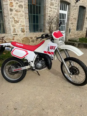 Yamaha 200 DTR blanche et rouge de 1989