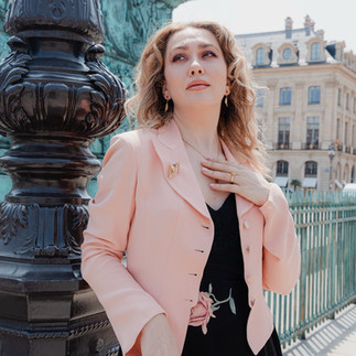 Portrait élégant d’une femme habillée en couture, bijoux SV Joaillerie à Paris