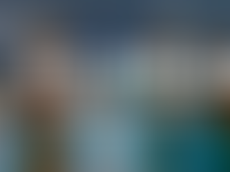 Mehrere Medikamentenampullen im Vordergrund; Titelbild zum Thema Notfallmedikamente im Rettungsdienst und strukturierte Übersicht nach ABCDE für die RettSan-Ausbildung.