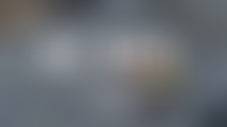 Titelbild des Kurshandbuchs zur RettSan-Ausbildung: großer Schriftzug „A1-M01“, darunter „Nachweise Rettungssanitäter Ausbildung: Pflichten & Prüfungslogik“, im Hintergrund ein dicker Papierstapel mit bunten Registerkarten und das Logo der Rettungsanker Rettungsdienstschule ®