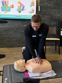Ersthelfer-Training mit Reanimationspuppe bei Inhouse-Schulung in Cuxhaven