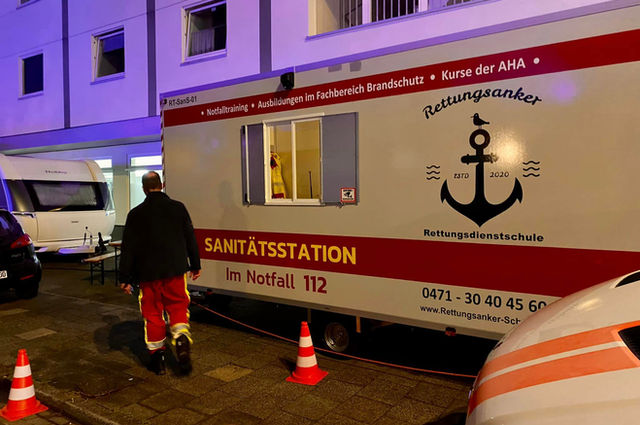 Einsatzfahrzeug der Rettungsdienstschule Rettungsanker® bei einer Abendveranstaltung mit lila Beleuchtung im Stadtgebiet Bremen