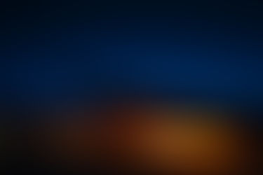 Flugzeugflügel im Nachtflug über einem Wolkenmeer, am Horizont leuchtet ein orange-roter Sonnenaufgang, darüber ein schmaler Mond.