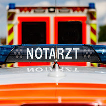 Blaulicht mit der Aufschrift Notarzt auf einem Einsatzfahrzeug – Symbolbild für Notfalleinsätze im Rettungsdienst