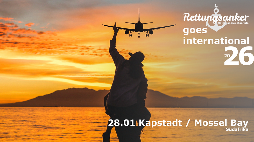 Silhouette einer Person am Strand bei Sonnenuntergang, Arm nach oben gestreckt, darüber ein anfliegendes Flugzeug; eingeblendetes Branding „Rettungsanker goes international 2026“ und Text „28.01 Kapstadt / Mossel Bay, Südafrika“.
