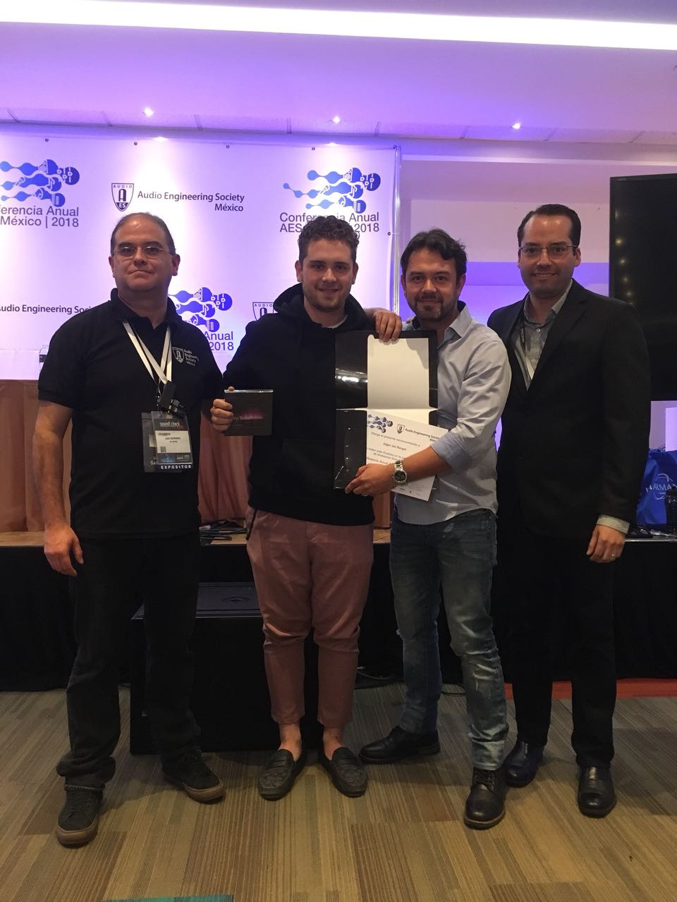 Foto 5. Omar y Jair, recepción de premio